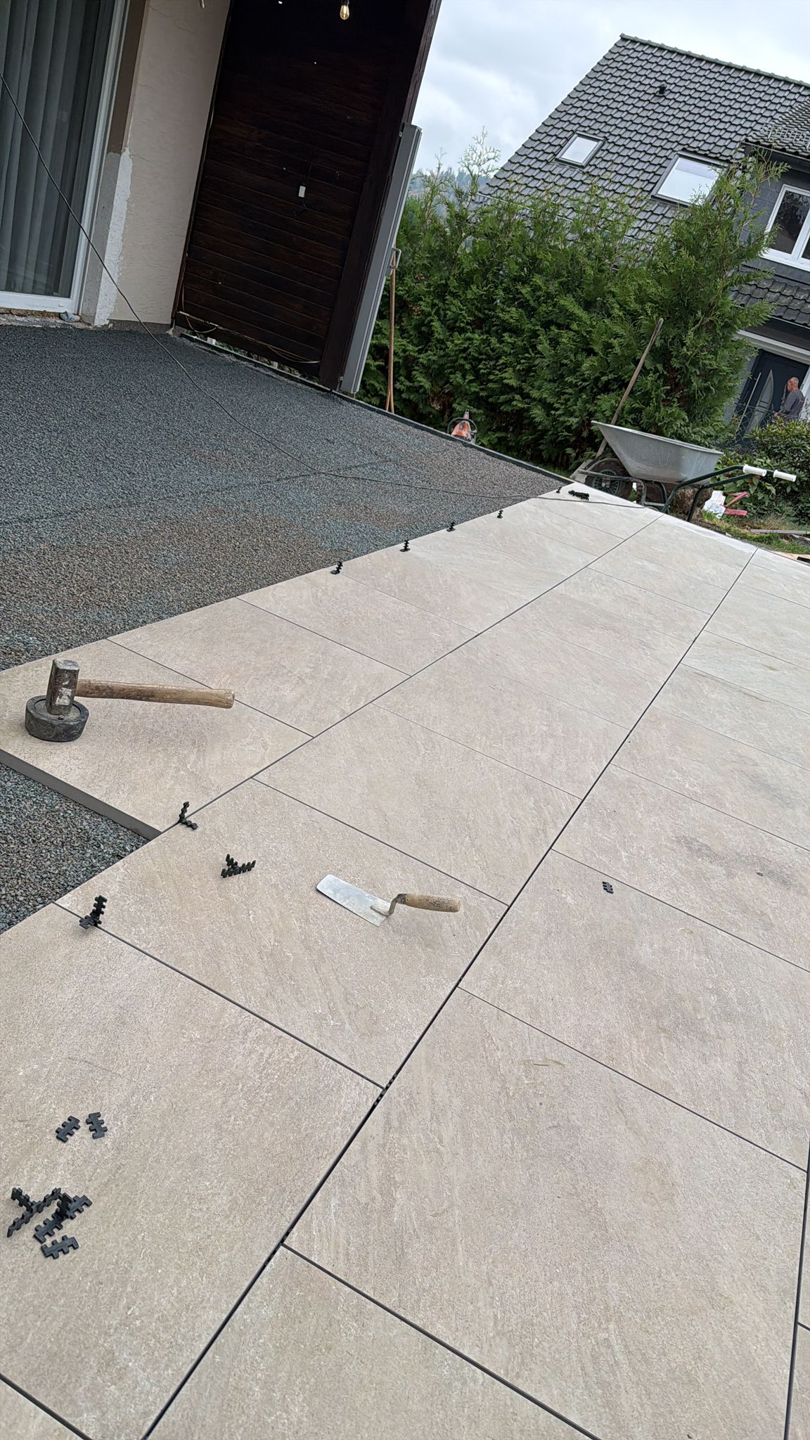 Terrassenbau mit großformatigen Platten