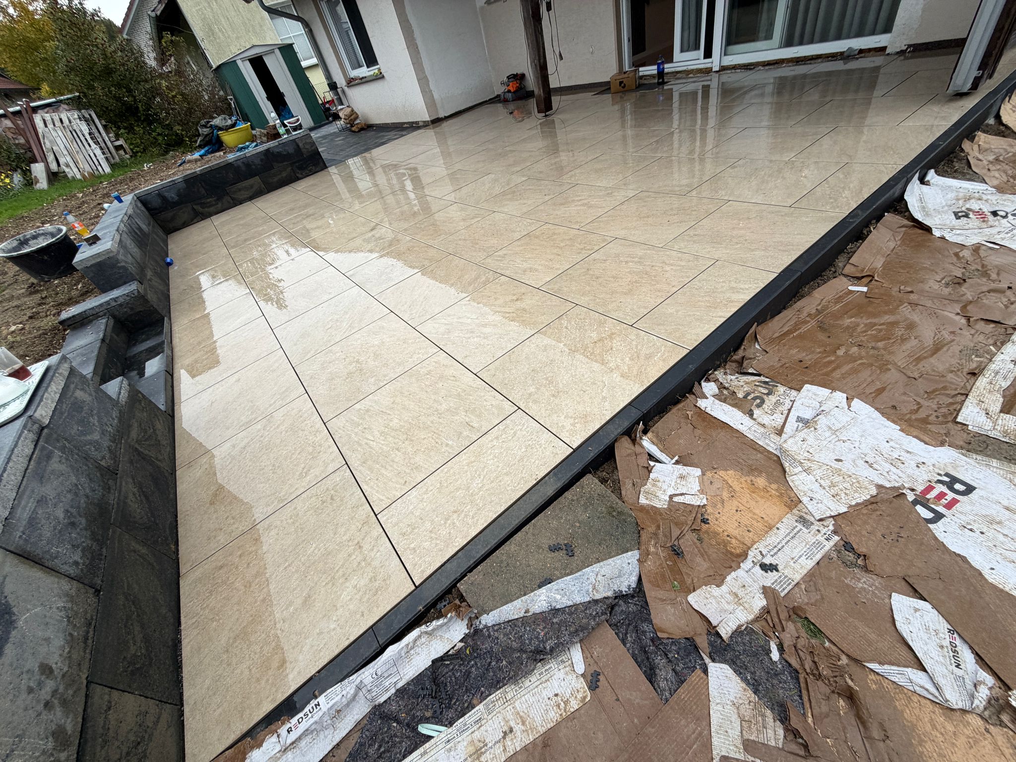 Moderne Terrasse mit großformatigen Platten