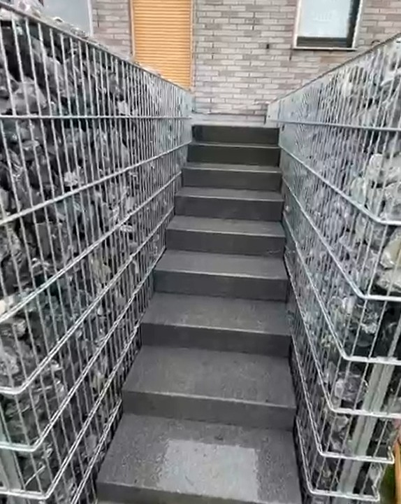 Moderne Treppenanlage mit Gabionen