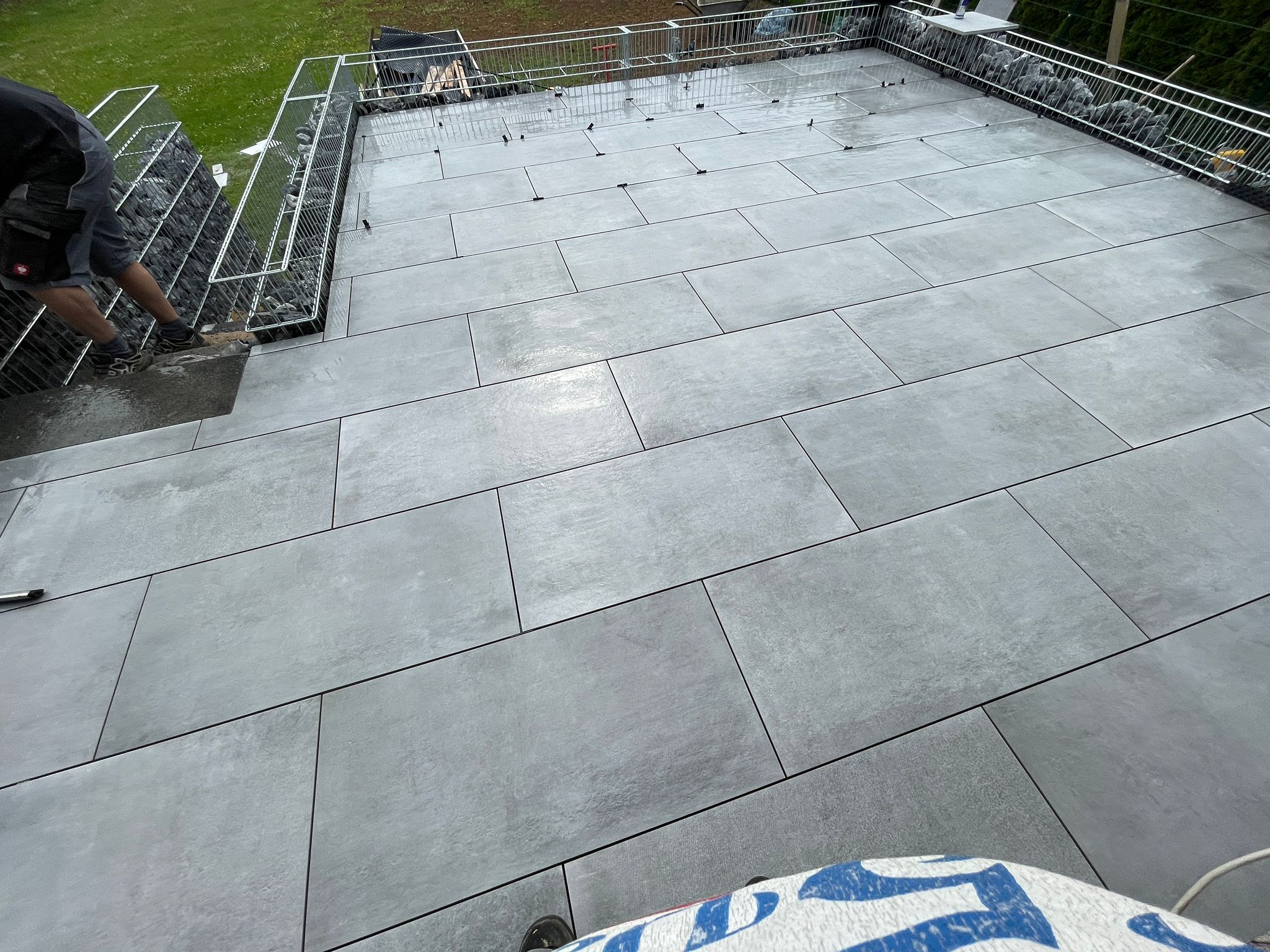 Großzügige Terrasse mit modernen Terrassenplatten