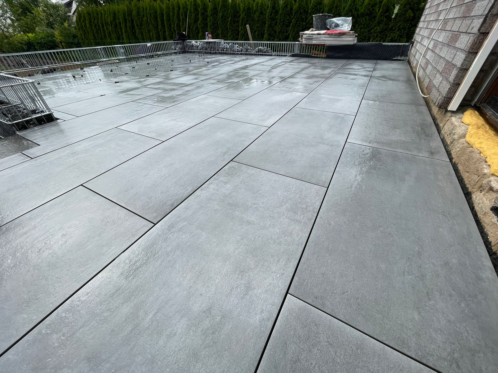 Großzügige Terrassenfläche in moderner Plattenoptik